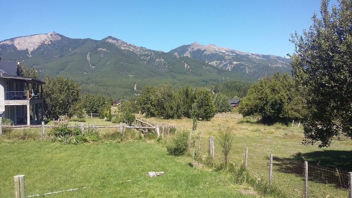 El valle de Villa Meliquina y las montañas, vistos desde el predio