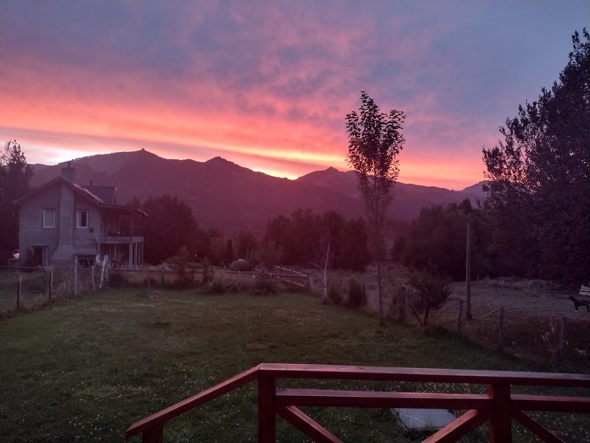 Atardecer rosado sobre las montañas, visto desde el deck