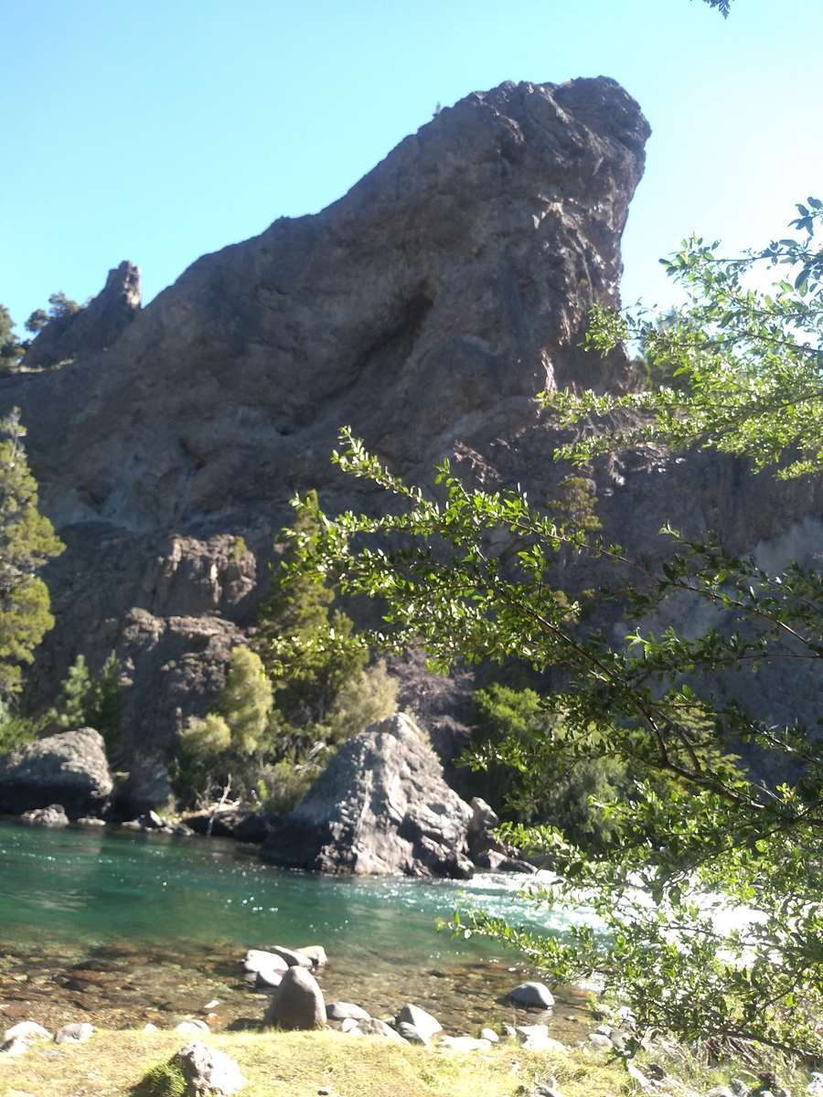 La roca grande y el arroyo, camino al Paso Córdoba