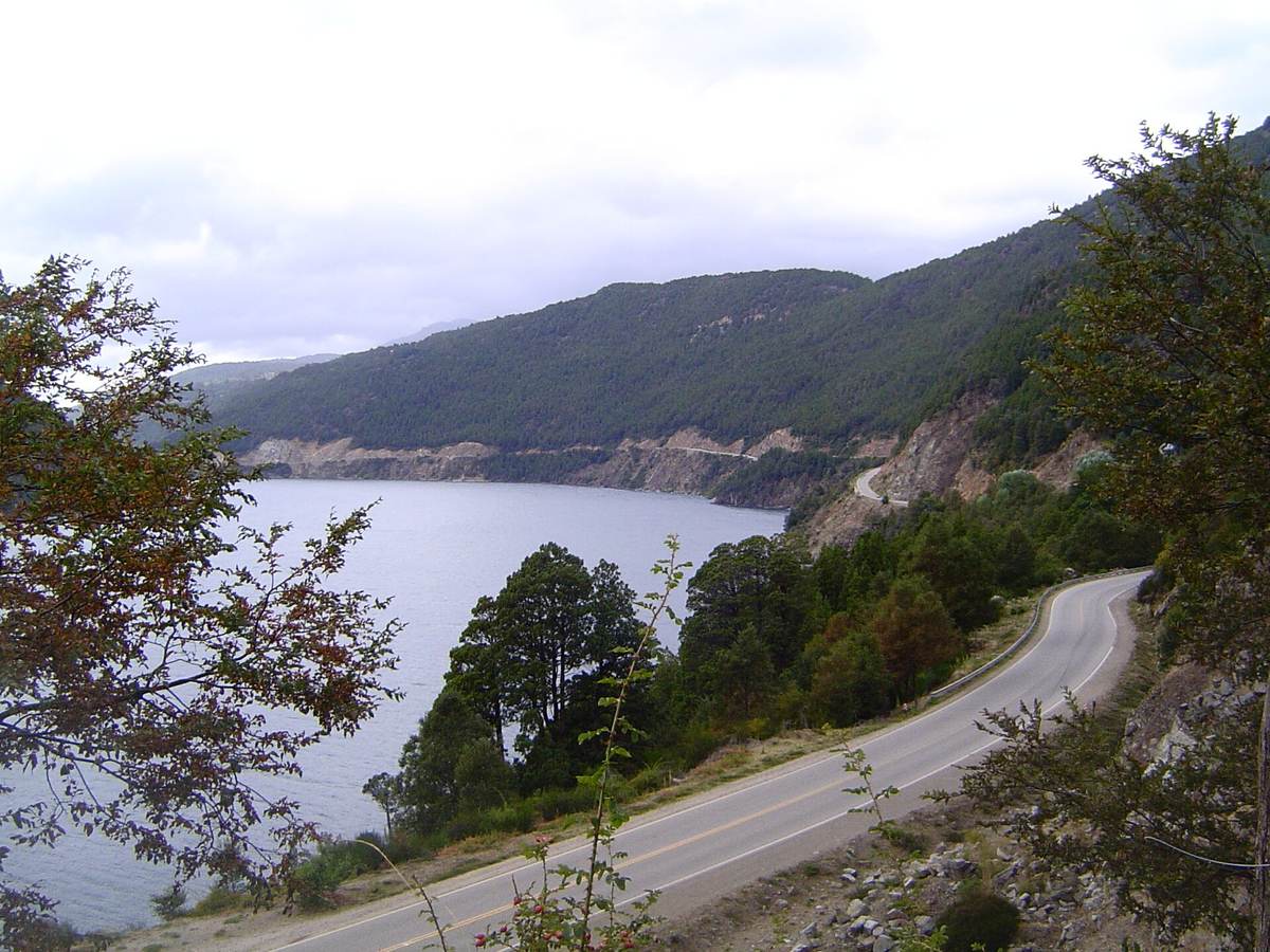 Un tramo del Camino de los Siete Lagos entre bosque y montañas