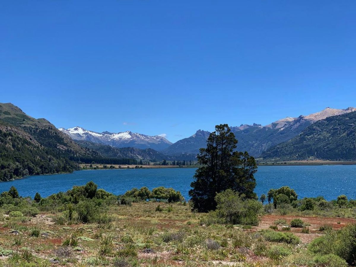 El lago Filo Hua Hum, de agua quieta, rodeado de bosque