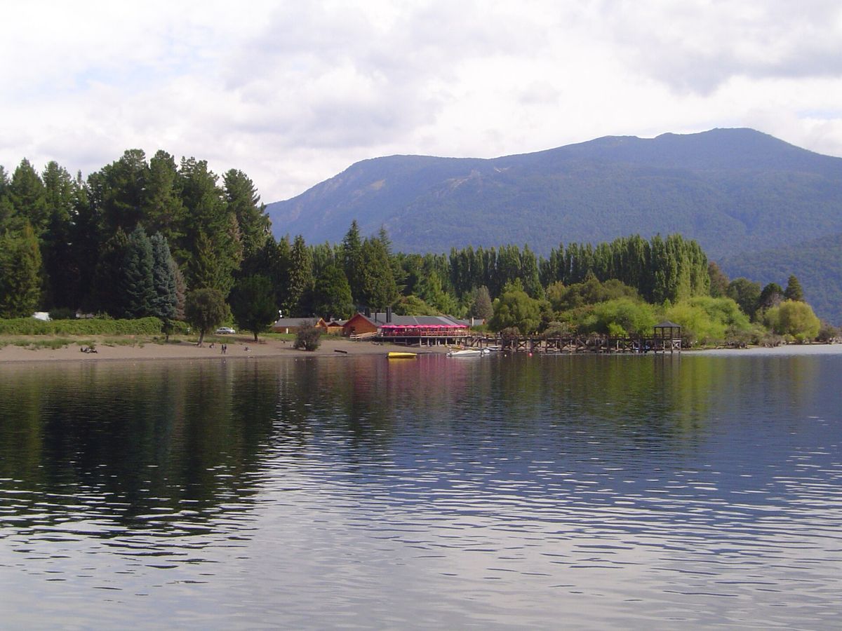 La costa de Quila Quina, en el lago Lácar