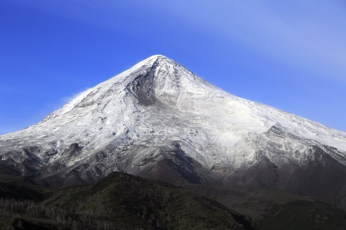 El volcán Lanín nevado